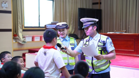 开学护航“双线发力”：站好护学岗，讲好安全课