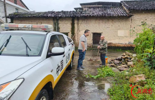 炎陵交通:暴雨停运不停服务 暖心护送老人平安归家
