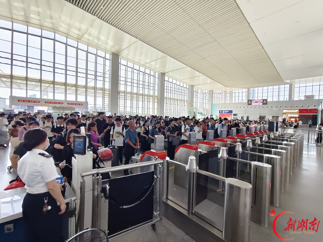 株洲西站旅客暑运首次突破130万