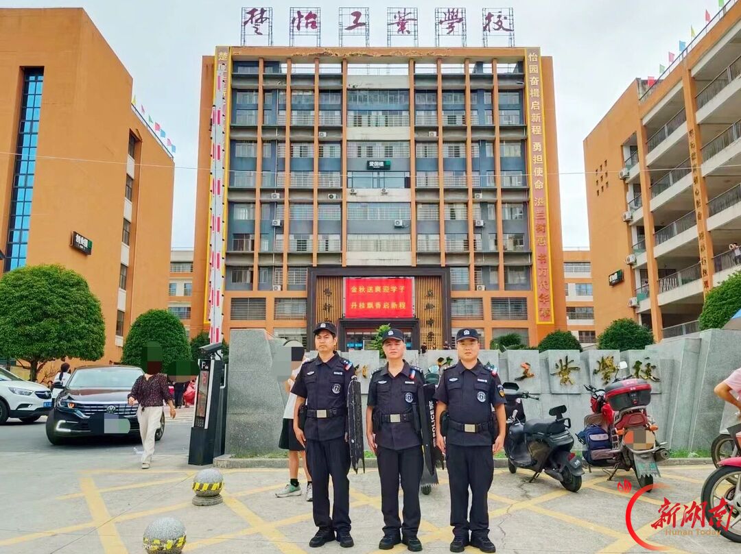新化公安巡特警步履铿锵守平安