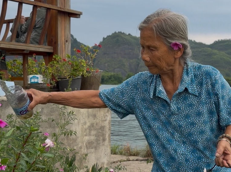 没有报酬，只为乡邻舒心！洪江市八旬老人常年守护江边凉亭