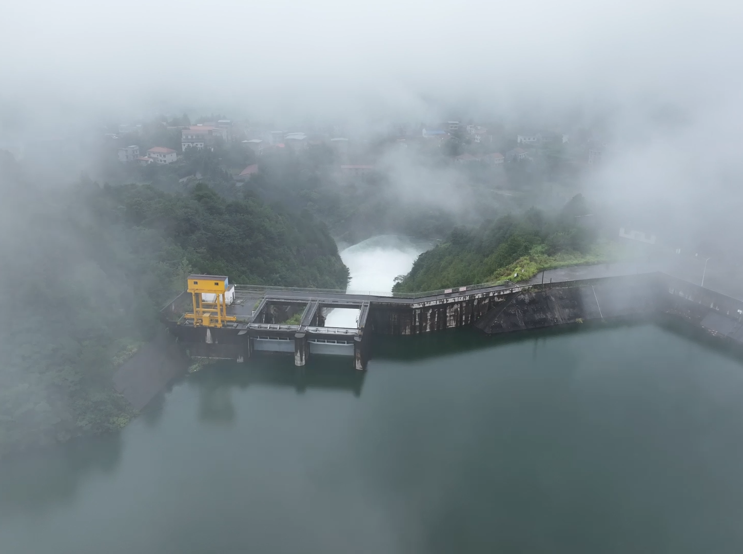 株洲最大水库茶陵洮水水库开闸泄洪