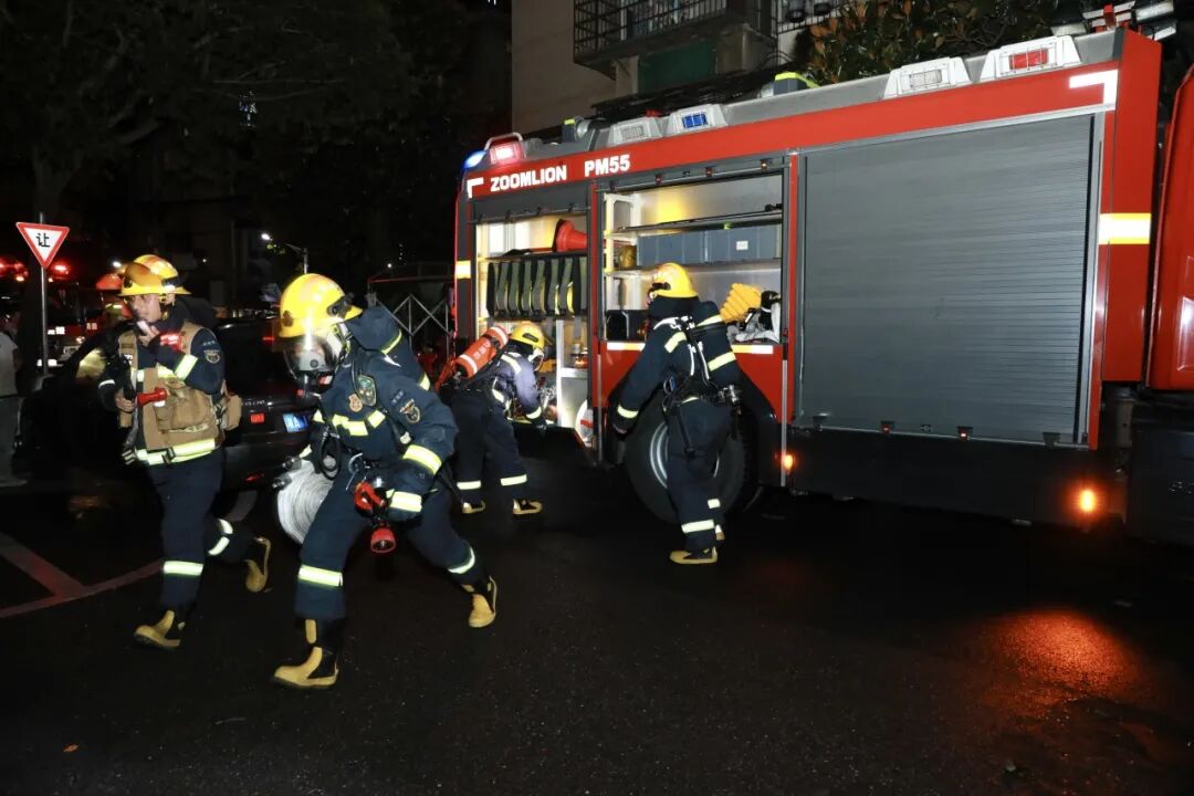 开福区开展老旧小区多层建筑灭火救援盲演