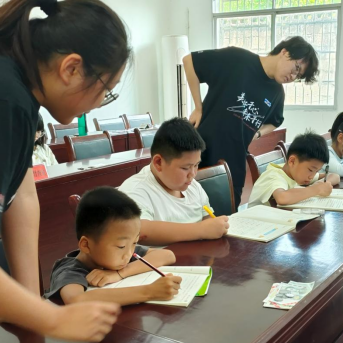 激活红色阵地“暑期档” ，党群服务暖进群众心坎