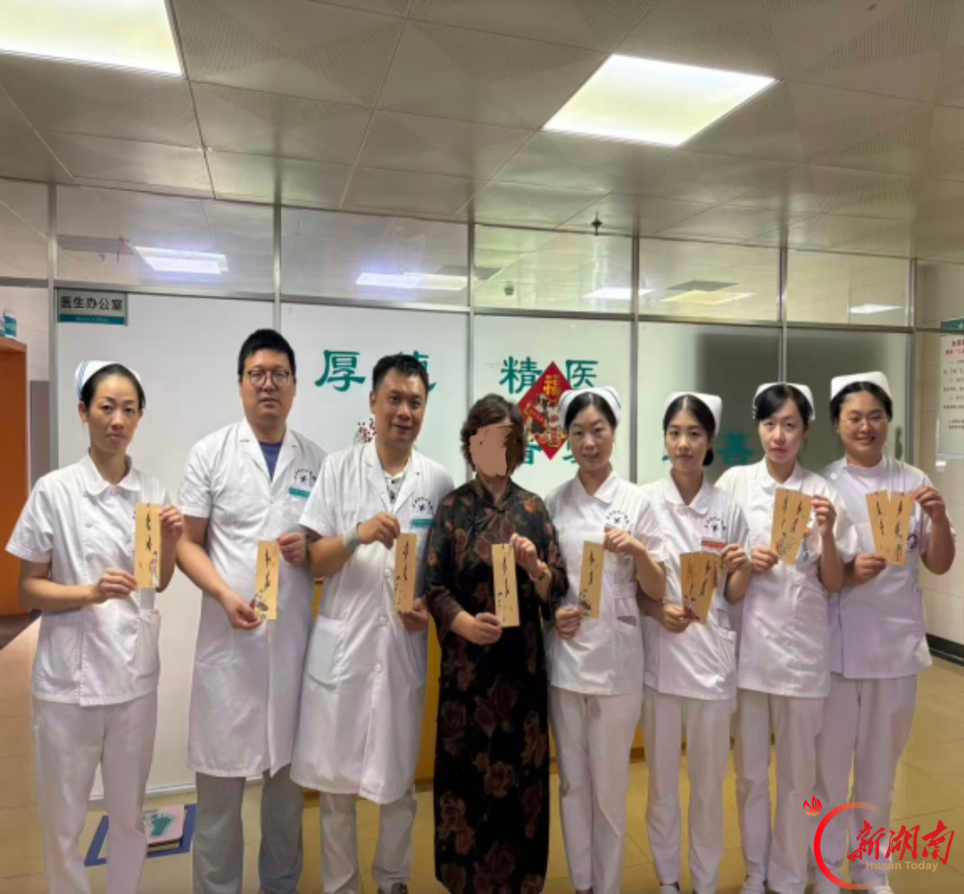 医疗服务提升年丨非遗传承人赠女书书签，致谢永州市中心医院温情守护