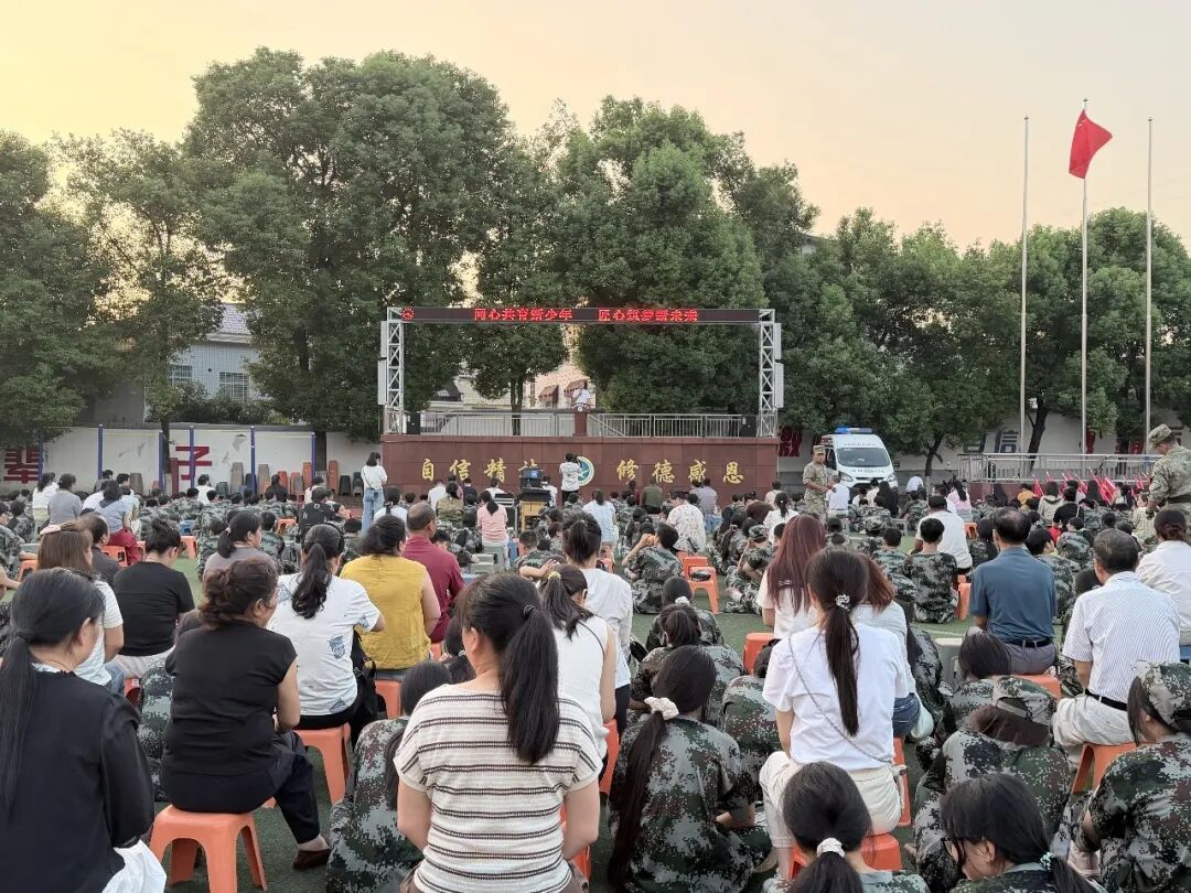 家校同心聚力 共育时代新人——临湘市职业中专开展2026级新生家长开放日活动