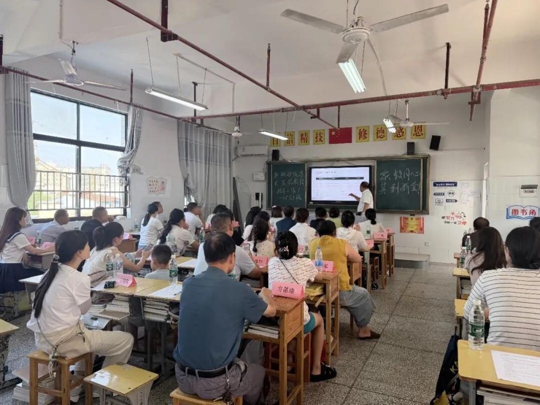 家校同心聚力 共育时代新人——临湘市职业中专开展2026级新生家长开放日活动