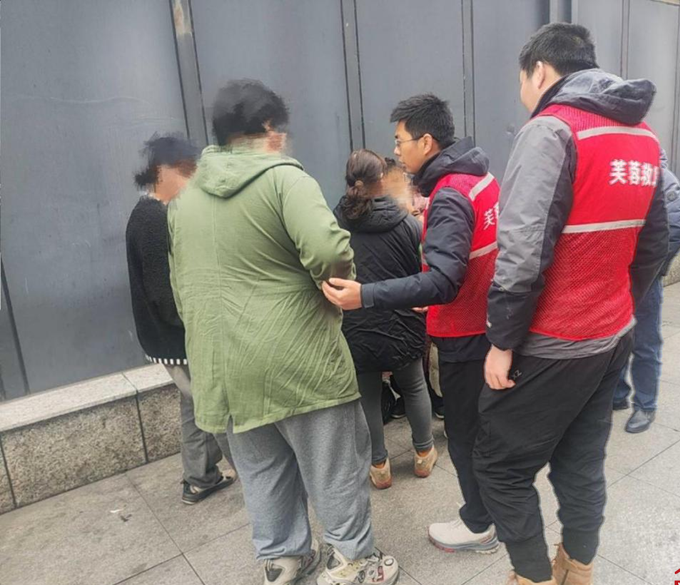 街面巡查“不打烊” 温情救助 “不下线”