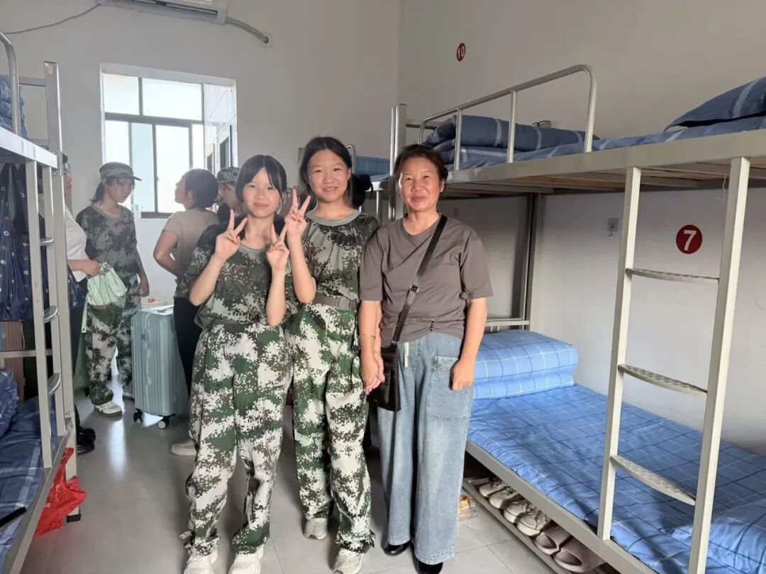 家校同心聚力 共育时代新人——临湘市职业中专开展2026级新生家长开放日活动
