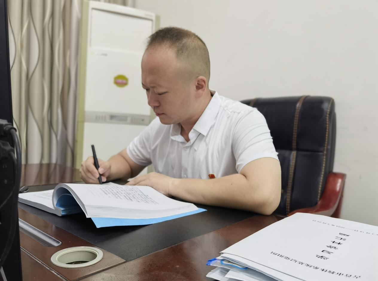 听课笔记写满厚厚一沓，这位教务主任把“较真”当日常