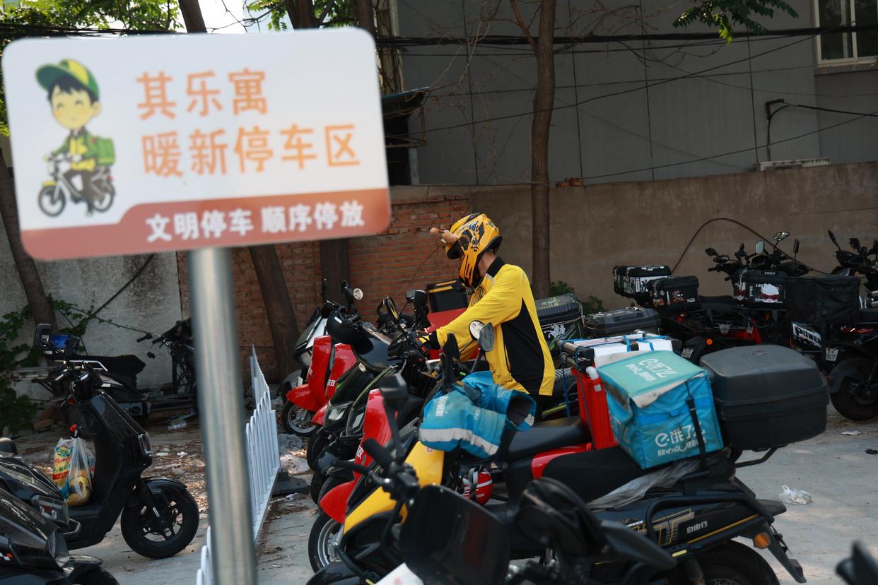 北京东三环有个“骑手公寓”：月租千元，再晚下班也有热水澡