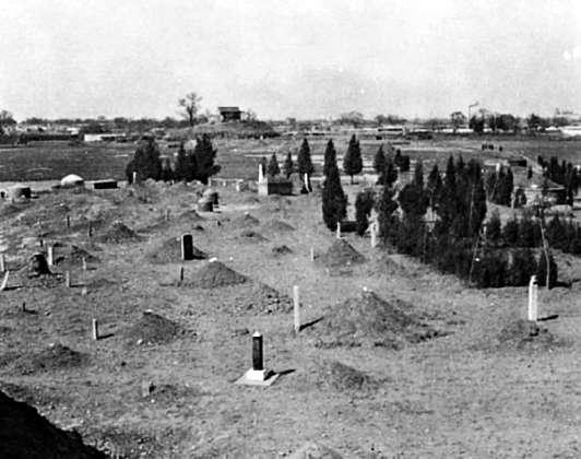 1920年，青年毛泽东在北京这座古刹前留下合影