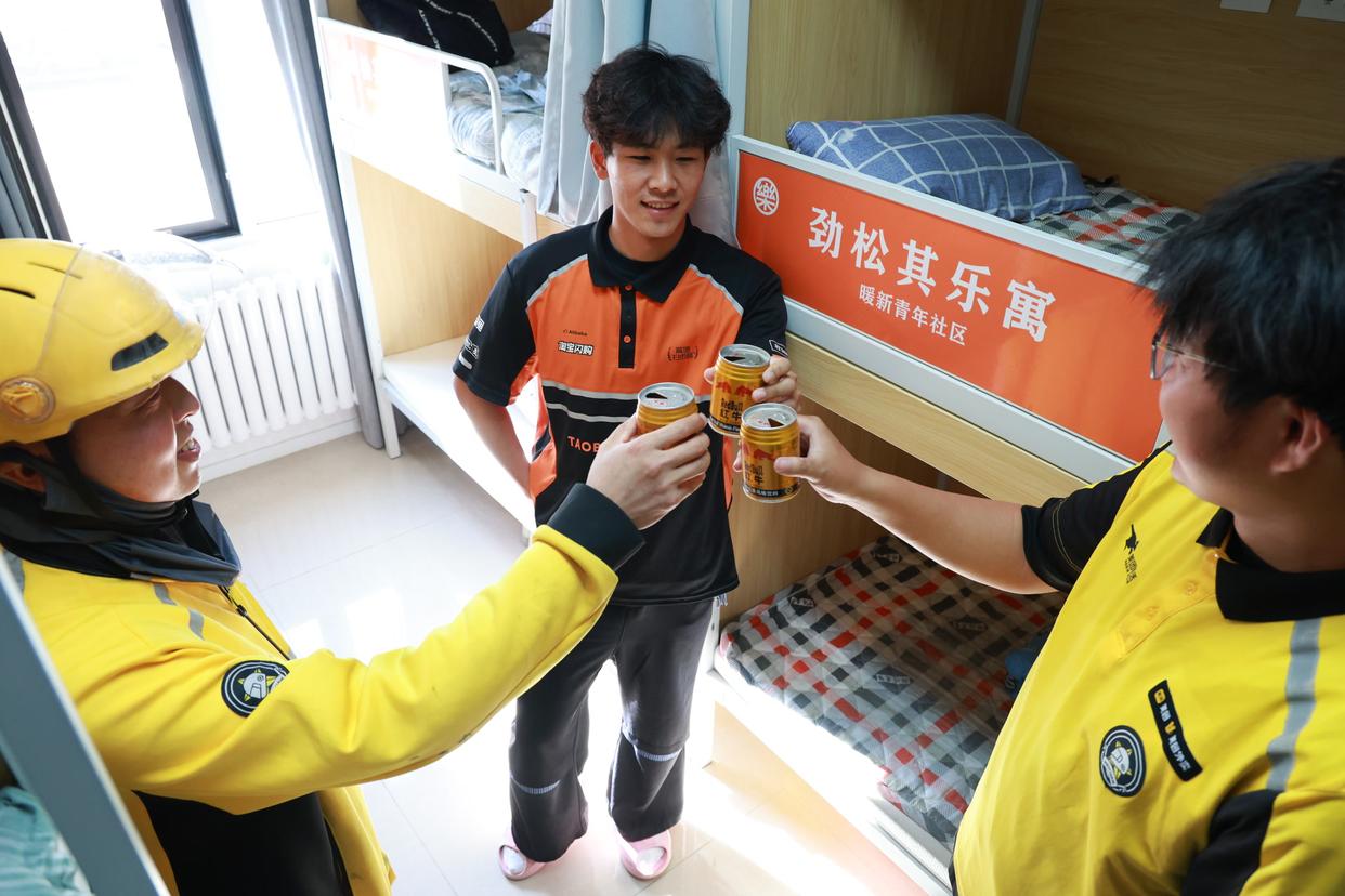 北京东三环有个“骑手公寓”：月租千元，再晚下班也有热水澡