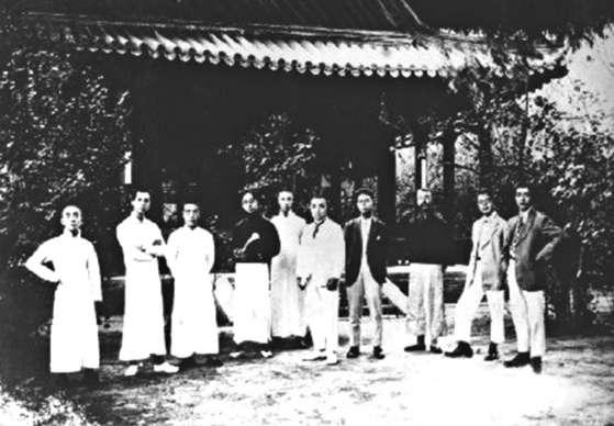 1920年，青年毛泽东在北京这座古刹前留下合影