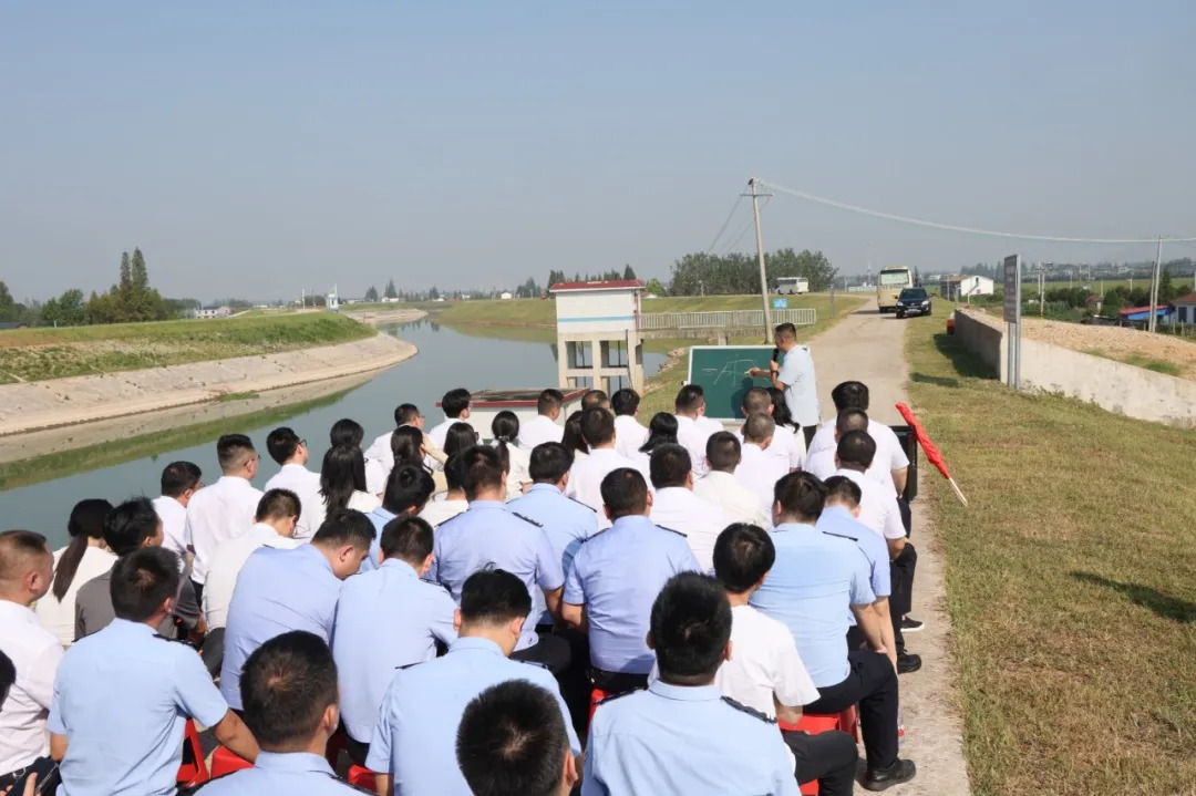 堤坝上识管涌,车间里查隐患,救援一线练技能——华容县56名新任副科职干部现场淬炼实战本领