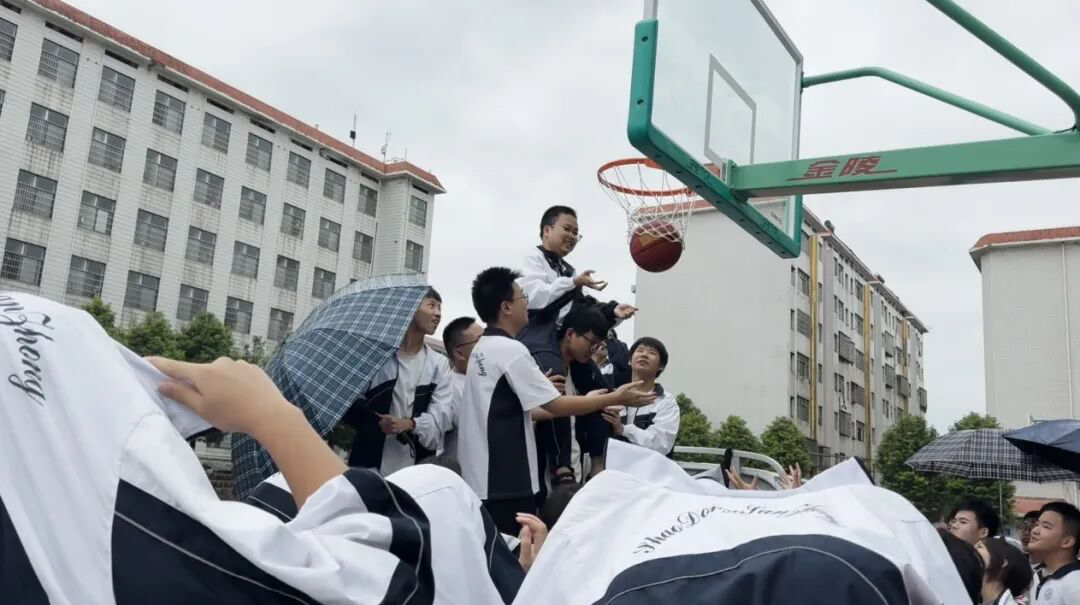 温暖全网!在邵东三中见证一场双向奔赴的青春守护
