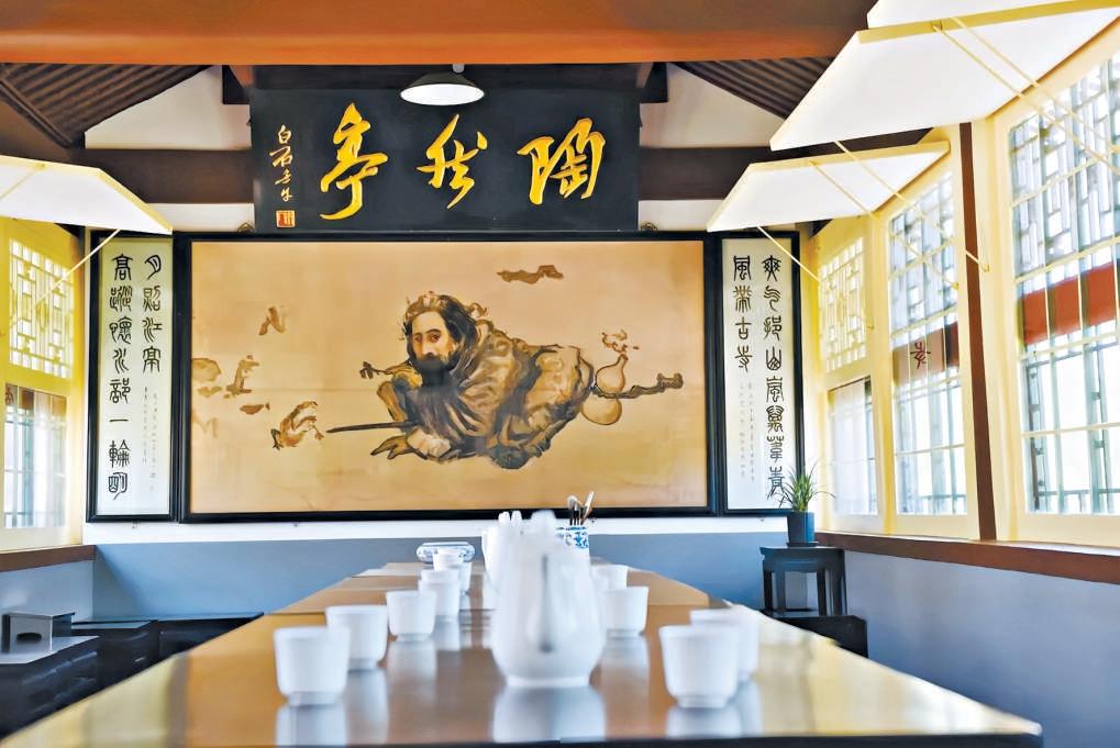 1920年，青年毛泽东在北京这座古刹前留下合影