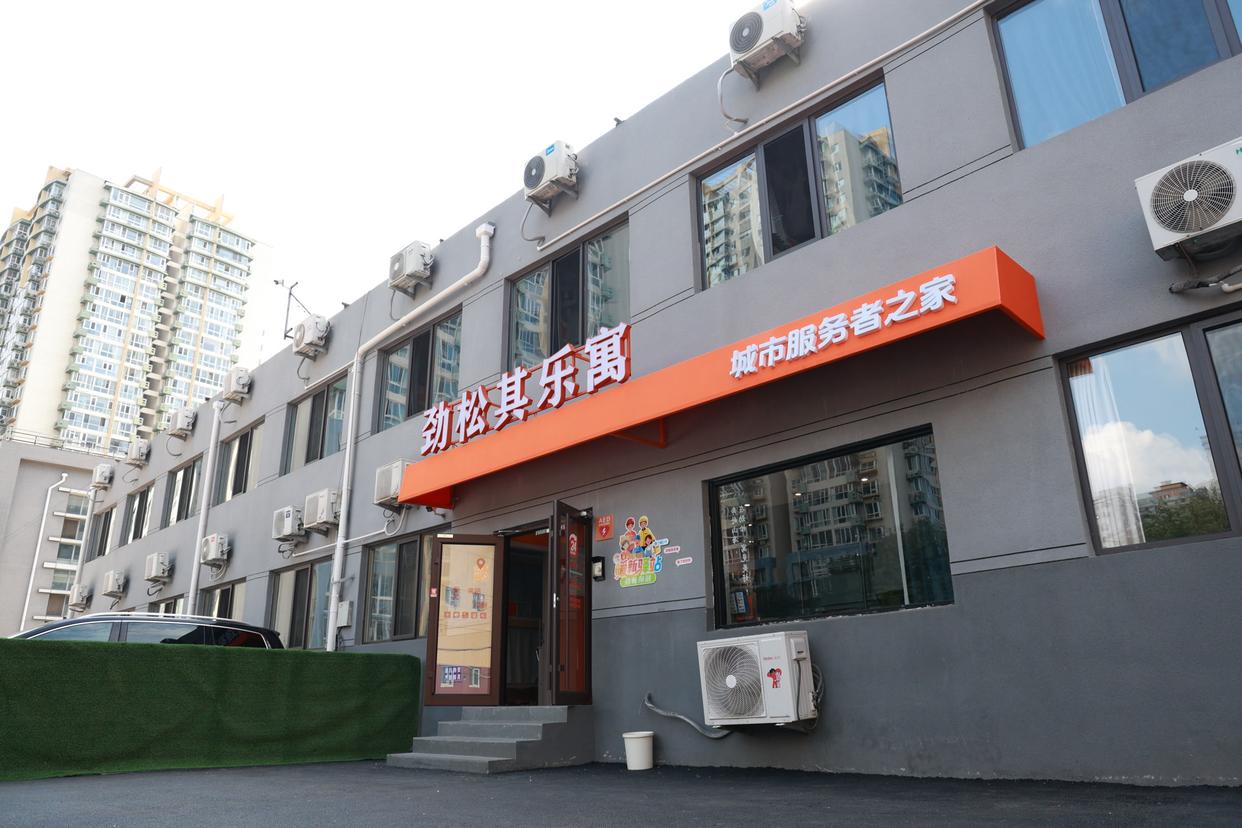 北京东三环有个“骑手公寓”：月租千元，再晚下班也有热水澡