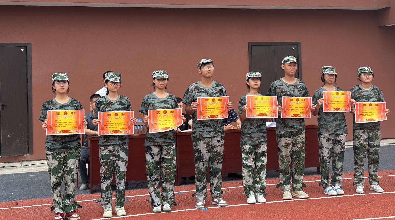 沙场砺意志 青春启新程——安乡县职业中专学校2026级新生军训结训表彰大会举行