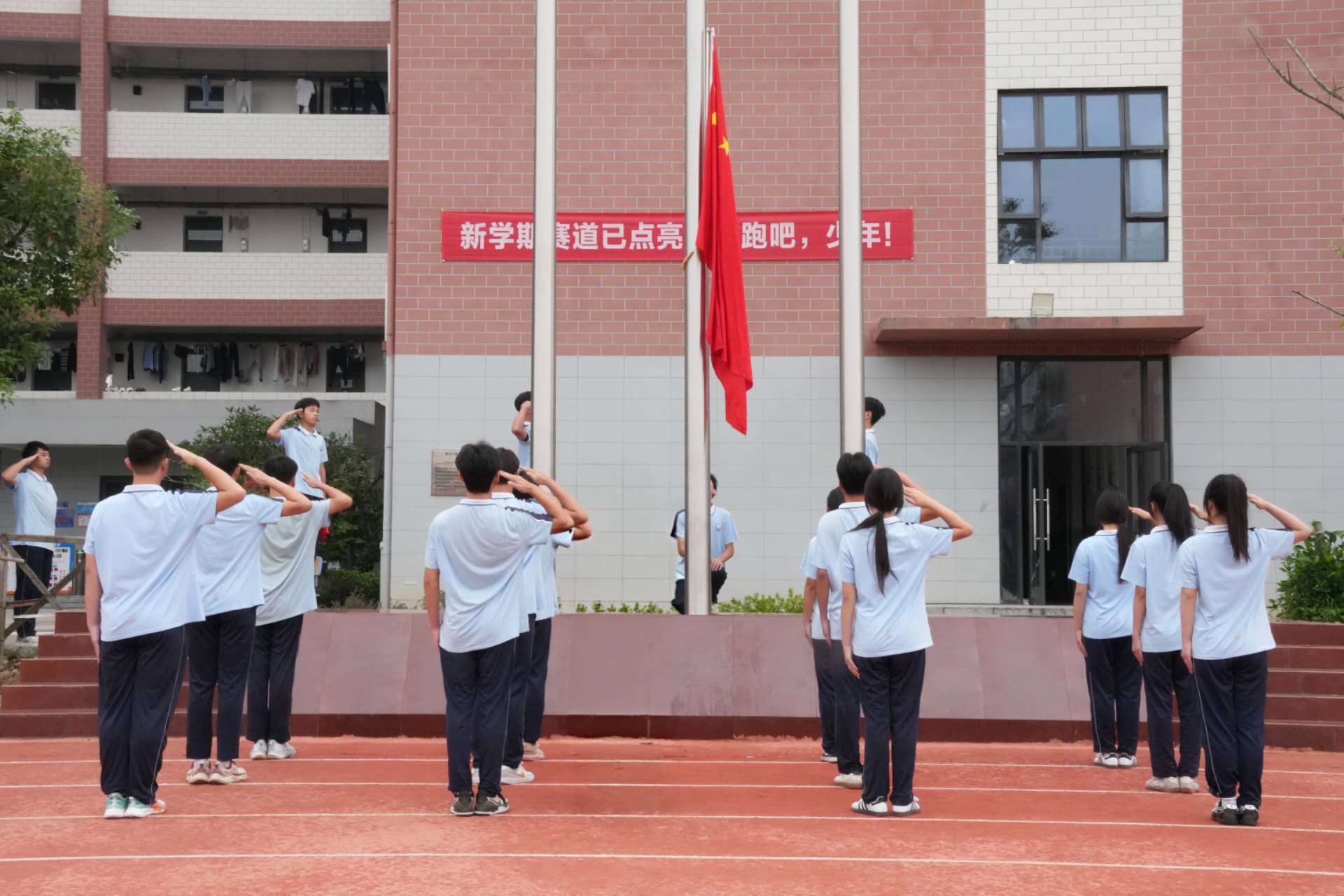 溆浦县职业中等专业学校举行秋季学期开学典礼暨教师节表彰大会