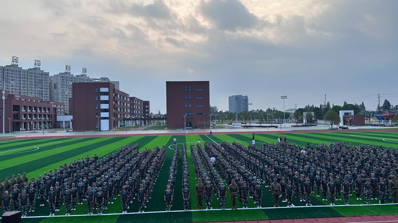 沙场砺意志 青春启新程——安乡县职业中专学校2026级新生军训结训表彰大会举行