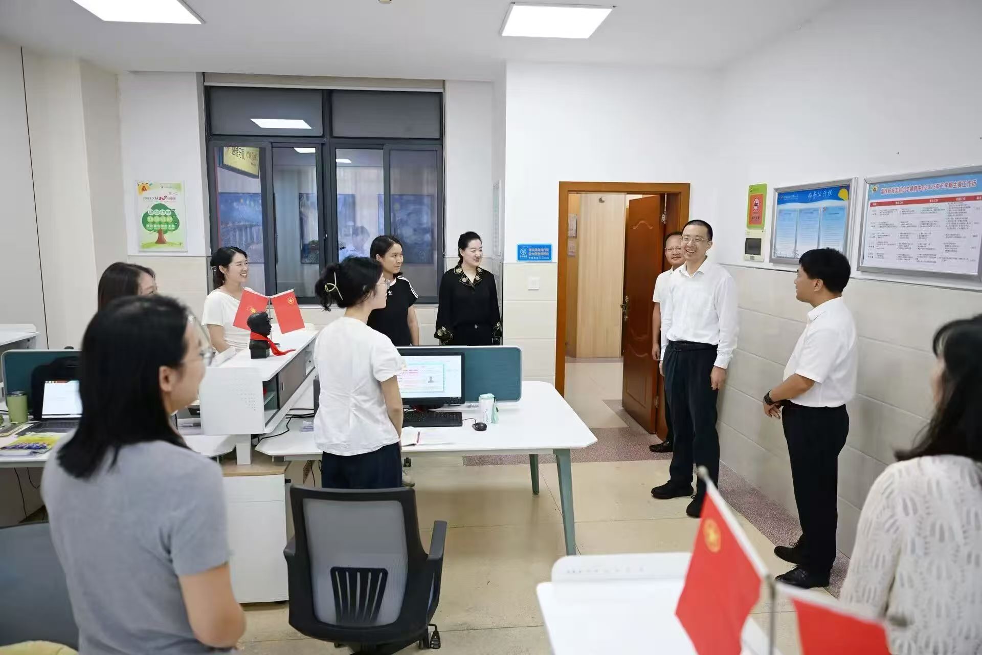 周健走访慰问一线教师代表