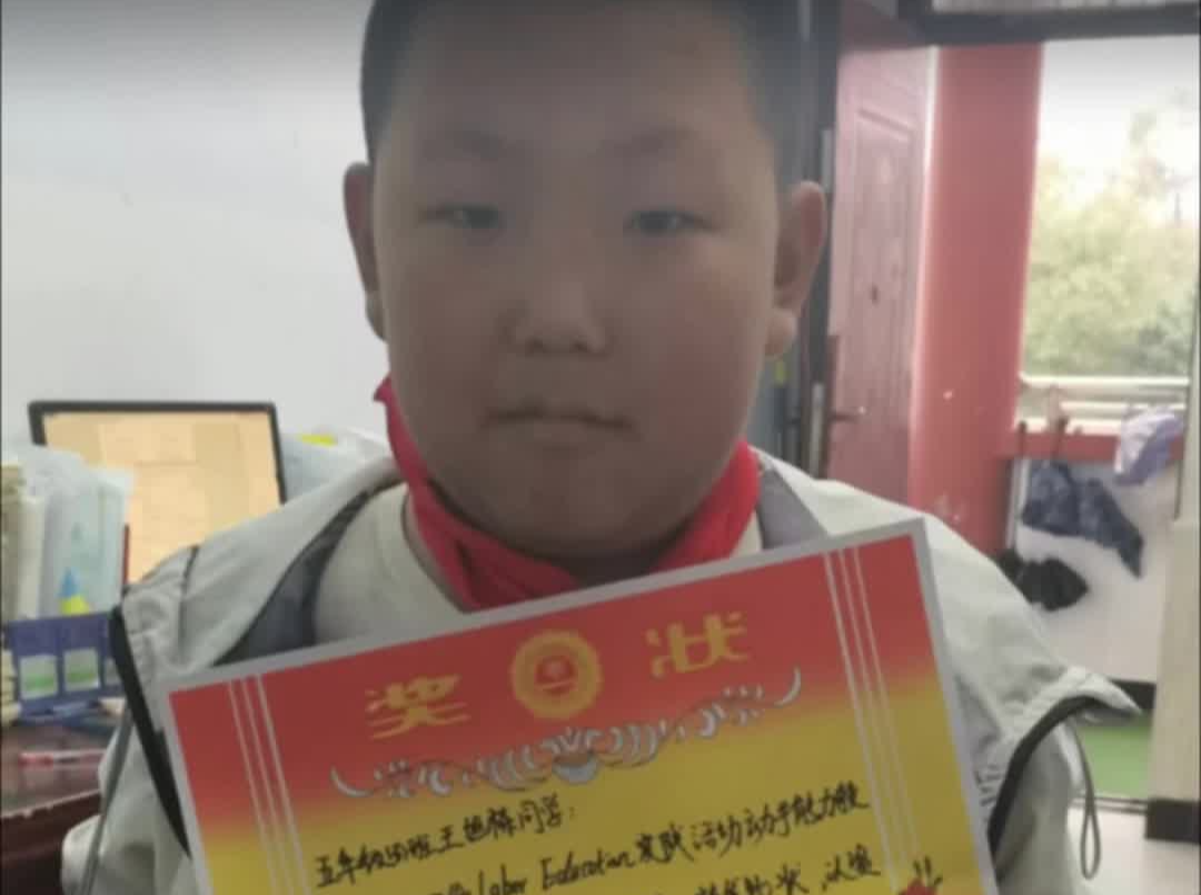 小孩哥手搓土豆丝给老师当礼物，老师颁发手写”厨香少年“奖状