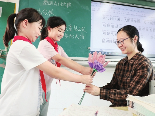 这份手工礼物，藏着孩子最纯粹的敬意@湖南日报图片新闻