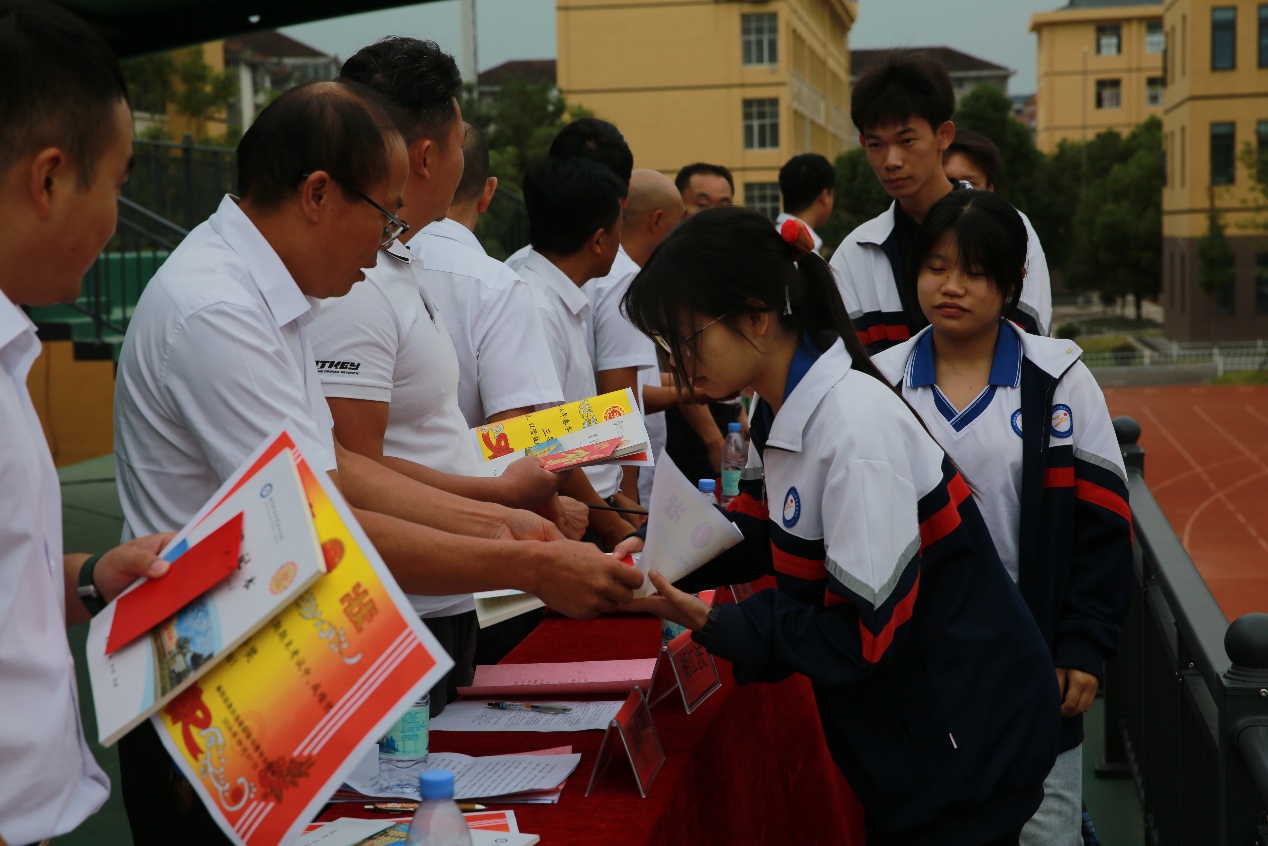 扬帆启新程 笃行向未来——麻阳职中举行2026年秋季学期开学典礼