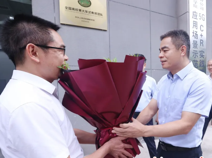 王建球调研职教园并看望慰问教师代表