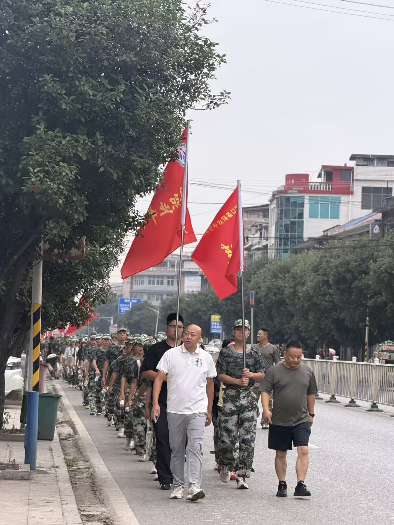 铁甲峥嵘淬青春 砥砺前行铸校魂——洞口县职业中专学校开展新生军训拉练