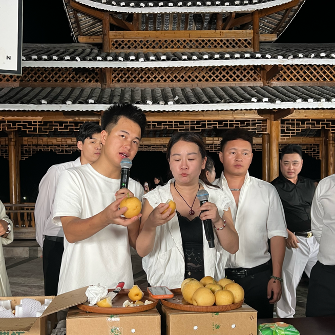 网红直播助农出实效 芷江新店坪千亩黄金梨借网出山