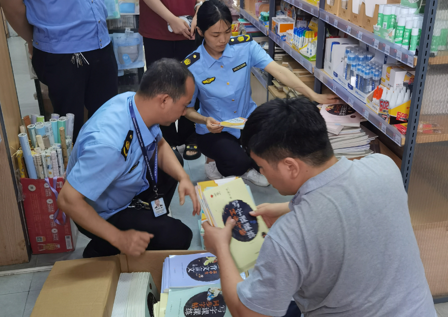 江华开展校园周边文化市场专项检查