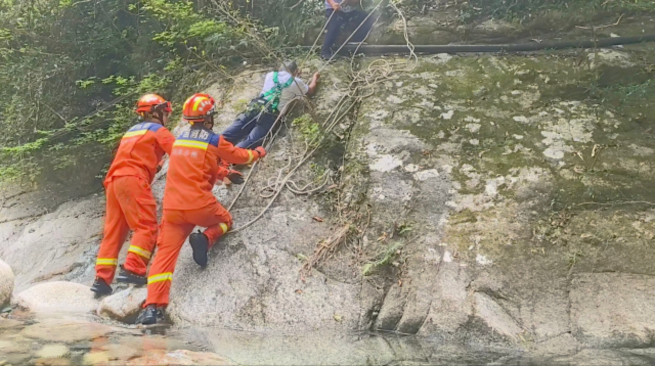 江永:游客失足坠落山林骨折被困 消防紧急施救