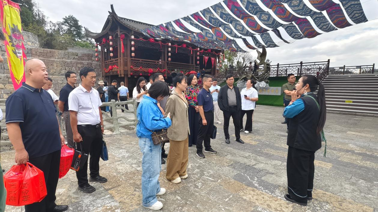 互学互鉴谋发展 村企共建促振兴