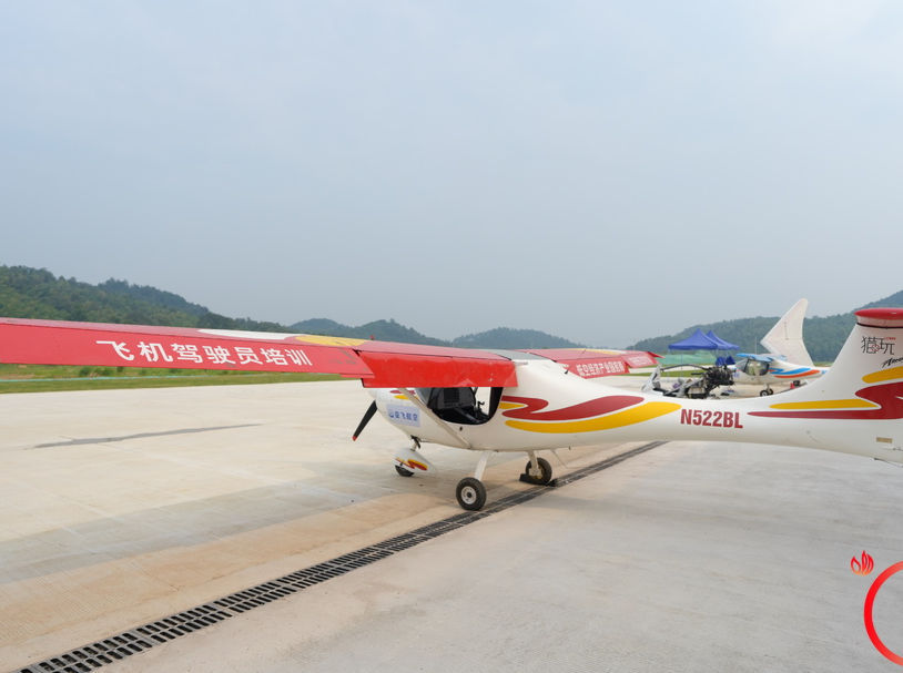 中国国际飞行器设计挑战赛湖南站赛前试飞在鱼形湖风景区开展