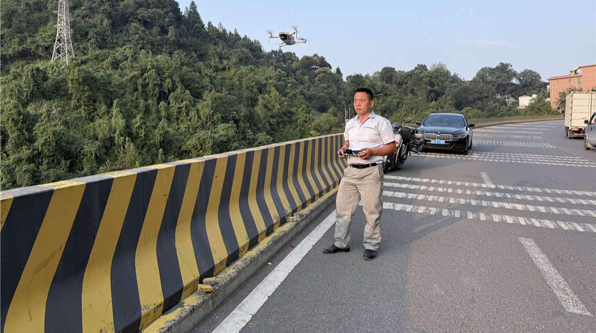 “空中哨兵”盯冒烟 田埂边上算细账