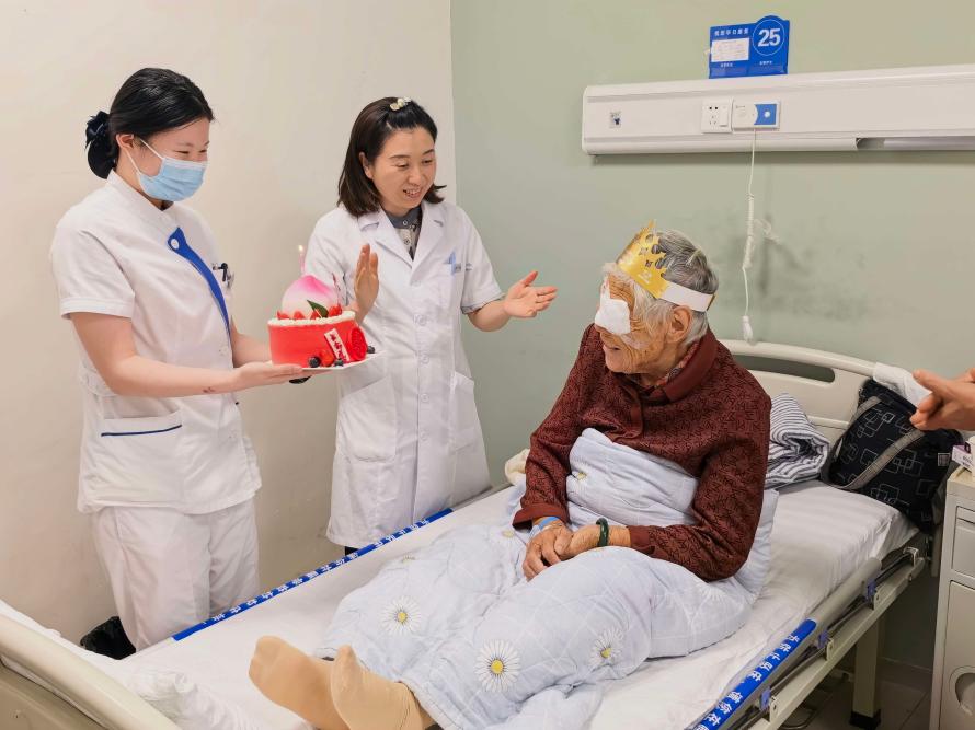 医患关系 始于技术 成于关怀 湘阴爱尔眼科医院为88岁患者庆生背后的温度