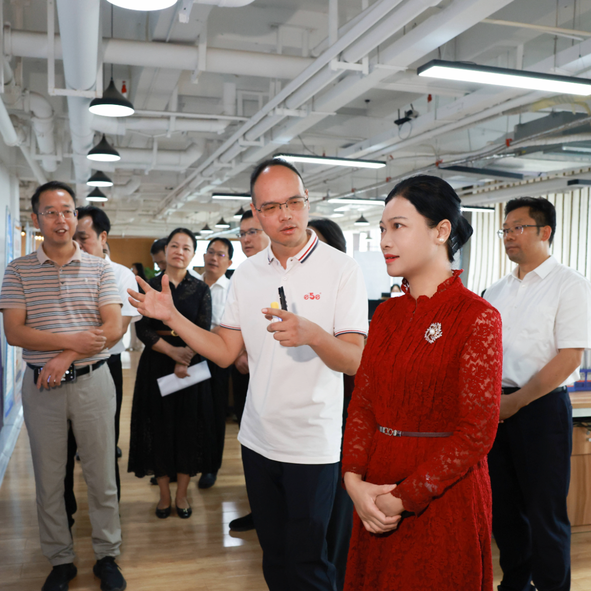 韦朝晖调研新就业群体服务管理工作