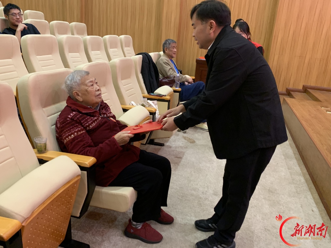 龙山革命后代捐赠60件文物 红色血脉赓续传承