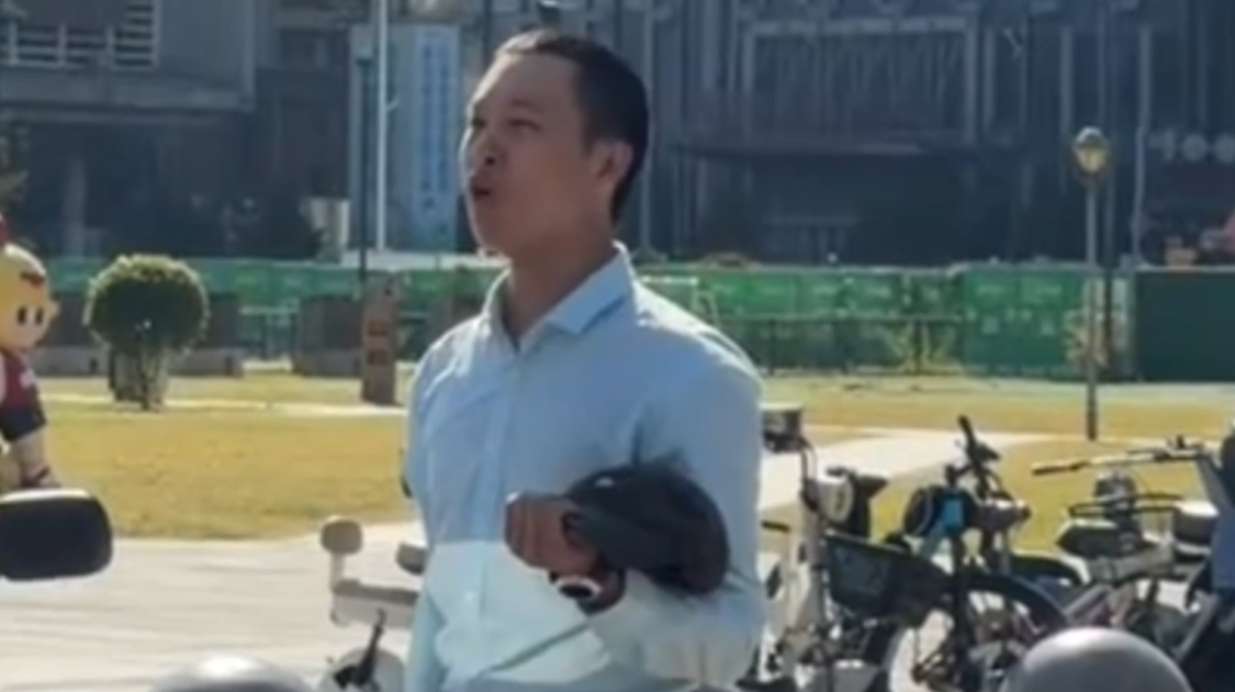 九一八防空警报响彻城市上空 骑手摘帽高呼“勿忘国耻，振兴中华！” 