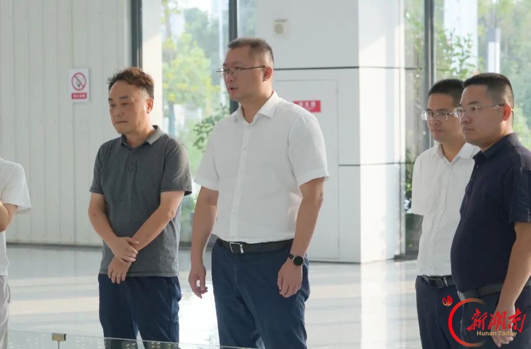 杨钦涵调研服务业重点企业