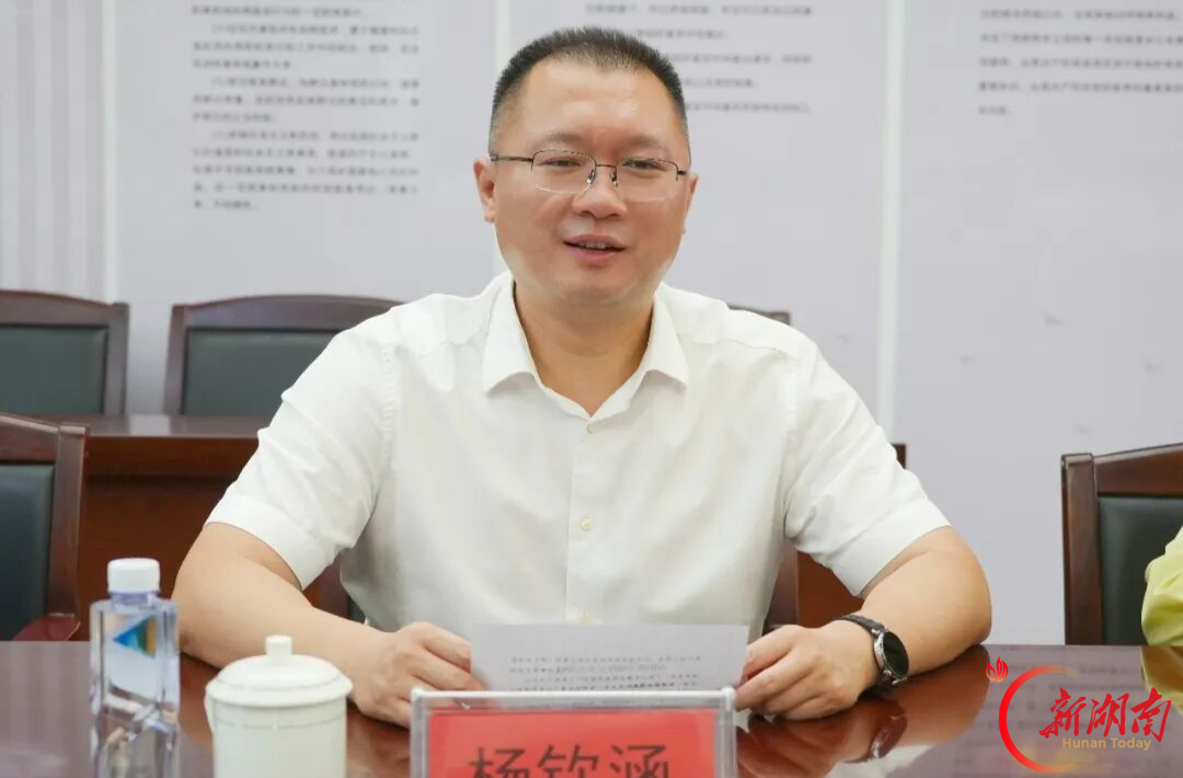 杨钦涵调研服务业重点企业