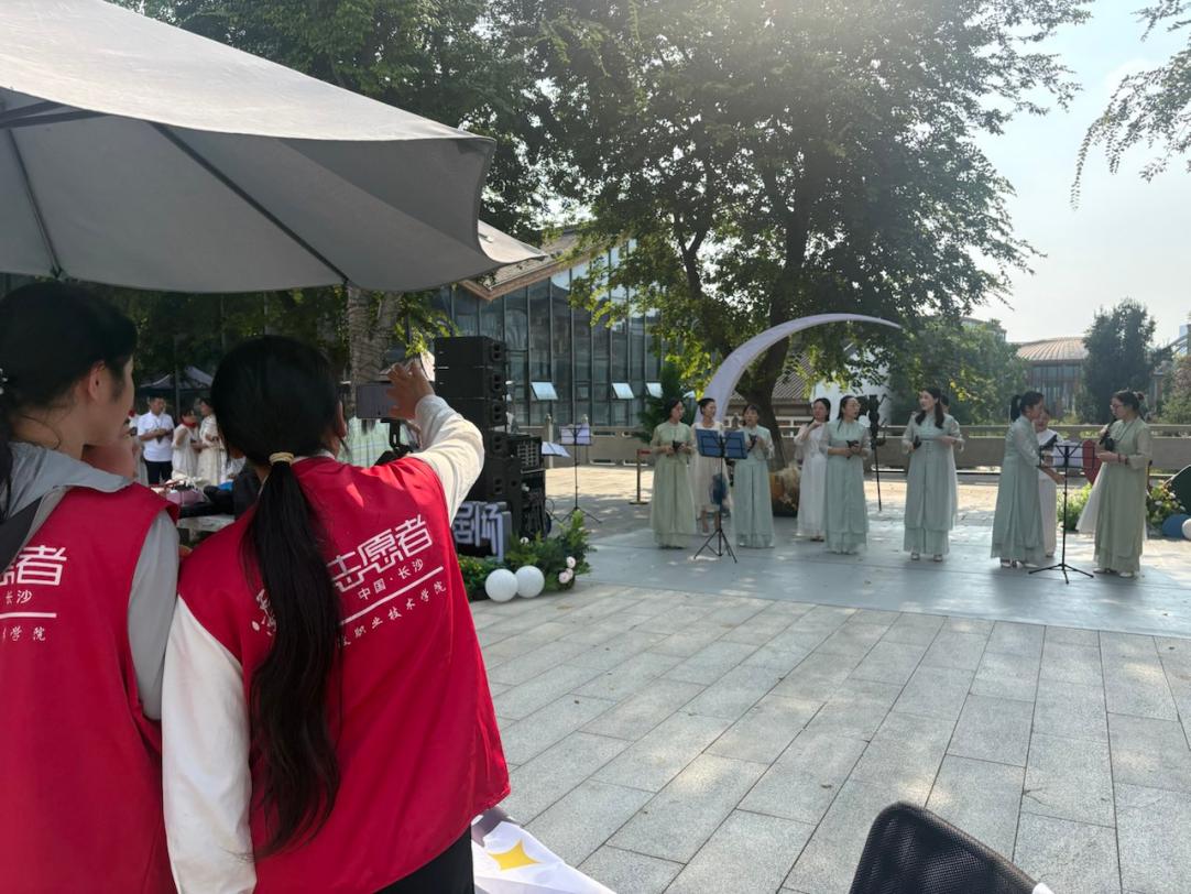 长沙民政职院殡仪学子助力“湘江小剧场”快闪巡演以志愿服务践行“三全育人”