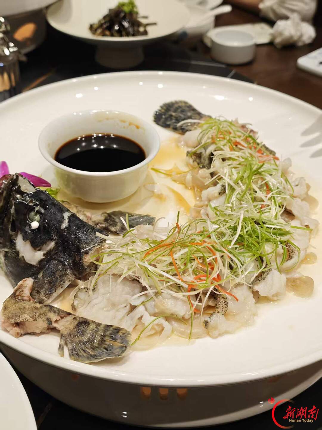满街小炒店的新开铺，这家湘粤融合菜馆靠什么突围？