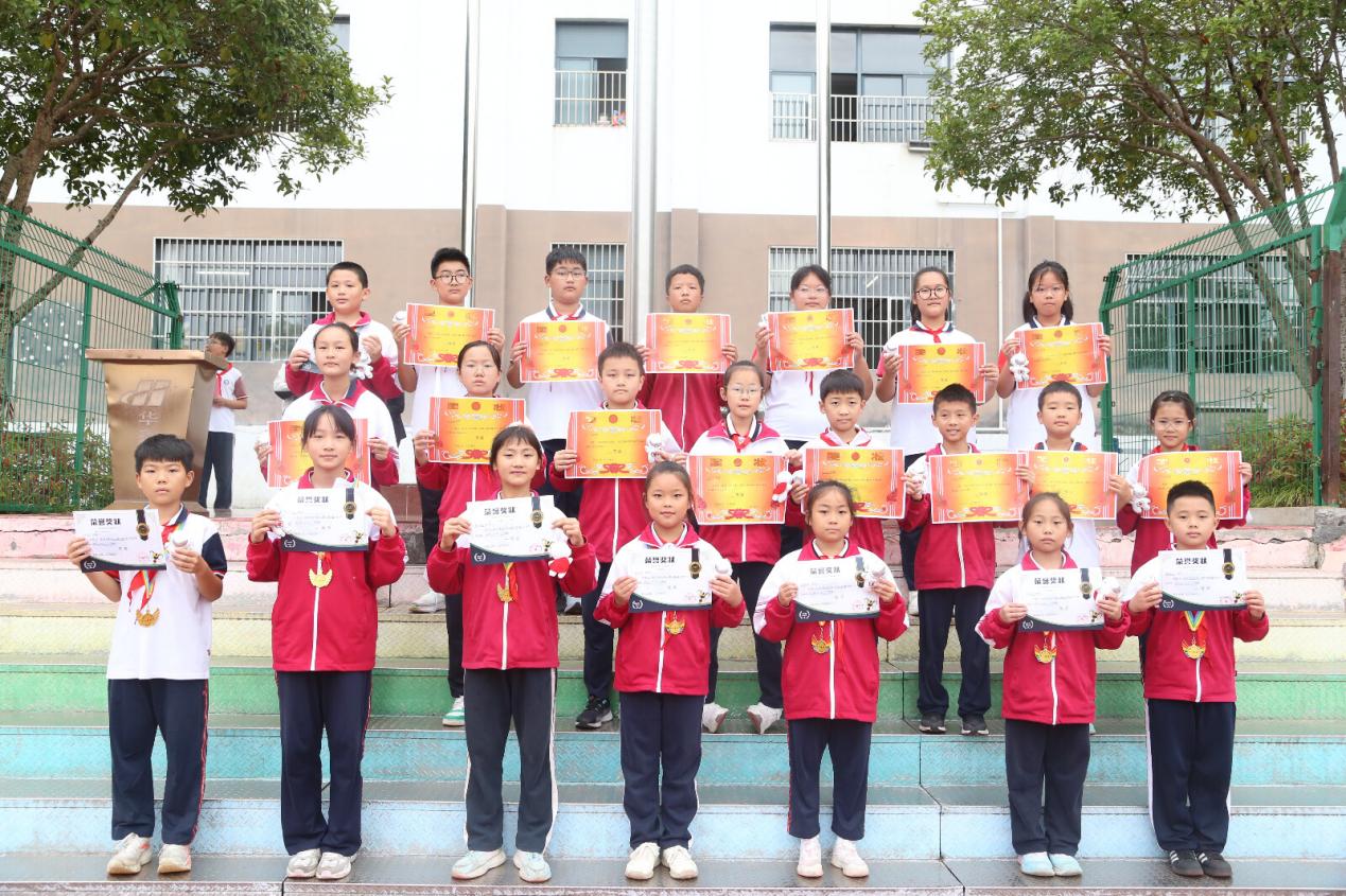 龙山县皇仓华鑫小学第十二届校园科技节落幕