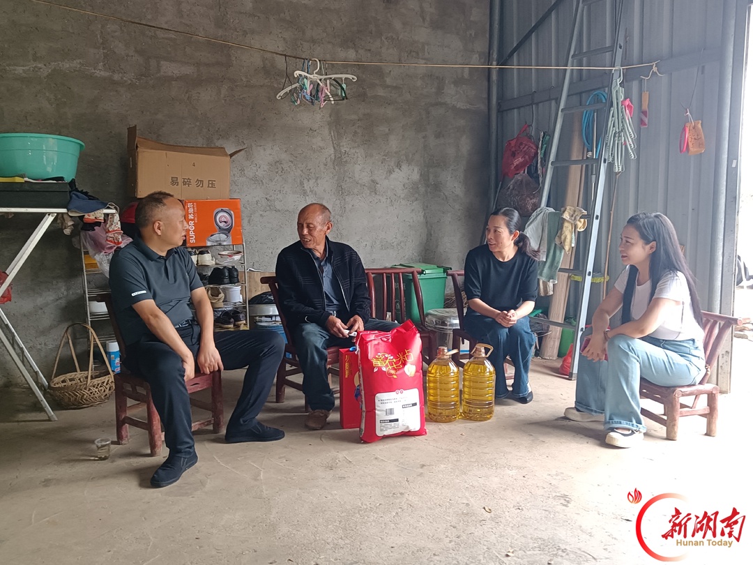 临湘市残联:双节慰问暖人心 真情关怀践初心