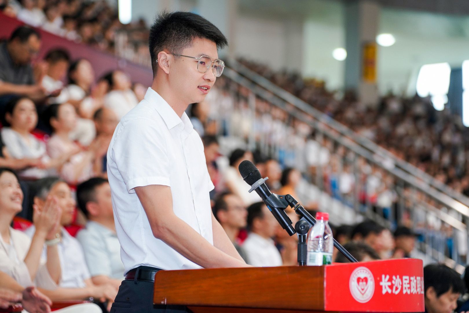 从民院出发 越过山海 逐光而行——长沙民政职院举行2026级新生开学典礼