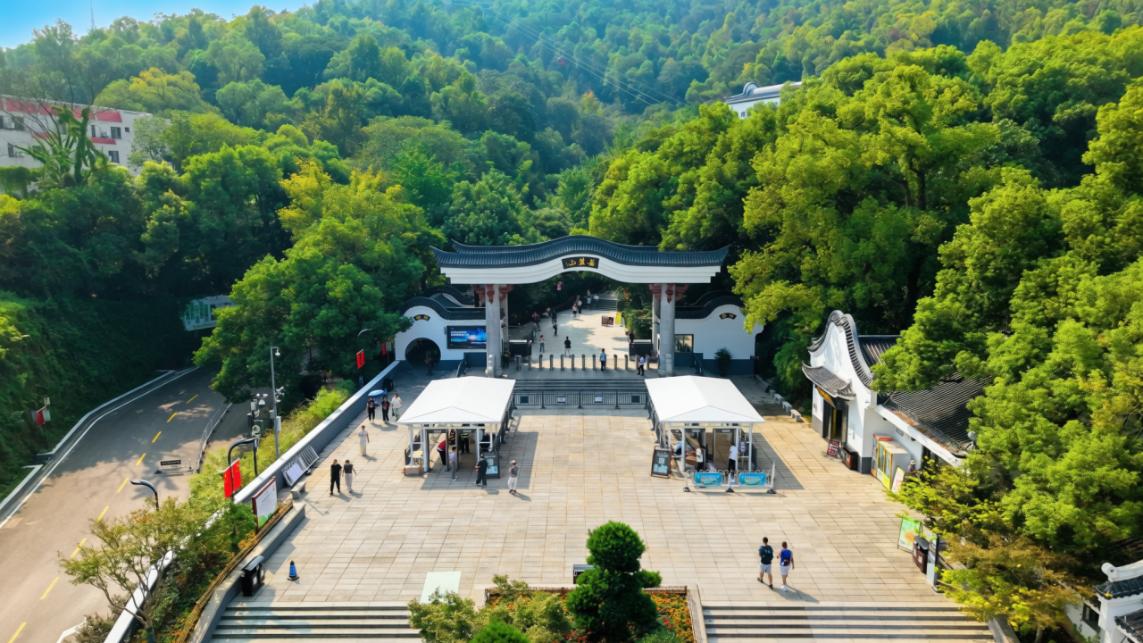 麓山景区东门区域换新 、全域公厕提质升级