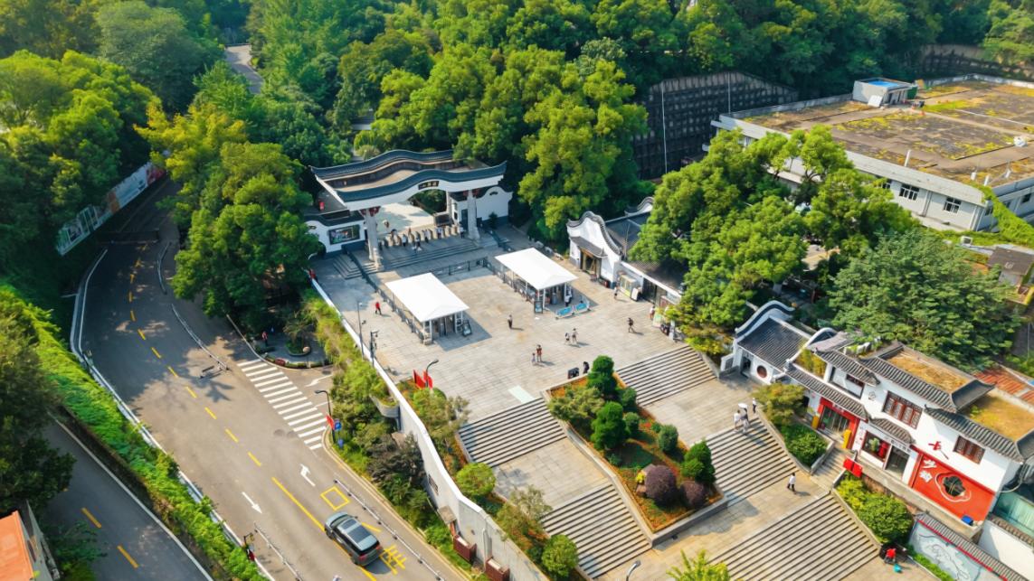 麓山景区东门区域换新 、全域公厕提质升级